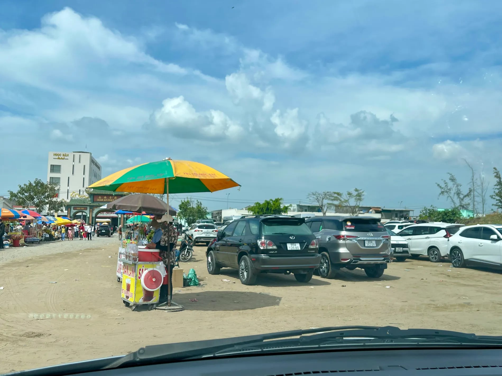 Khu vực đậu xe miễn phí tại Quán Âm Phật Đài 